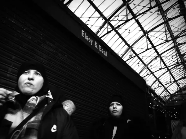 Women in London 04f34193