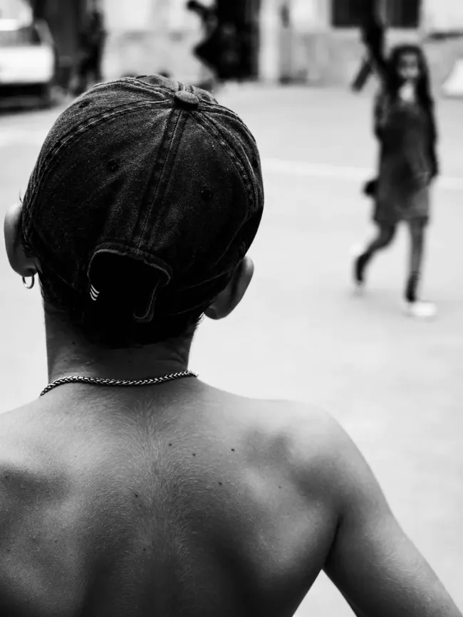 Lo scugnizzo e la bella - street Photography