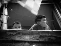 ragazzi alla finestra street phoyography 2d6602f3