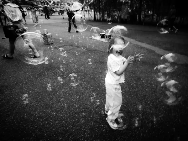 Bambina con le bolle 429f897a